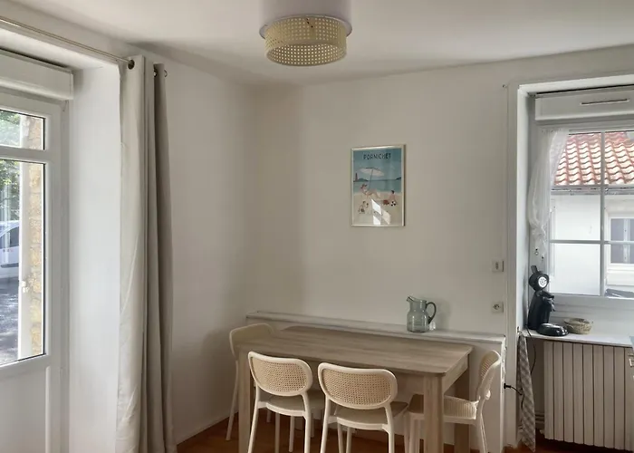 With Parking In Center דירה