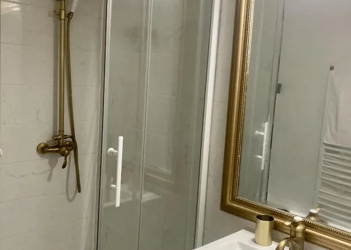 With Parking In Center דירה