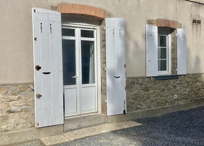 With Parking In Center פורנישי